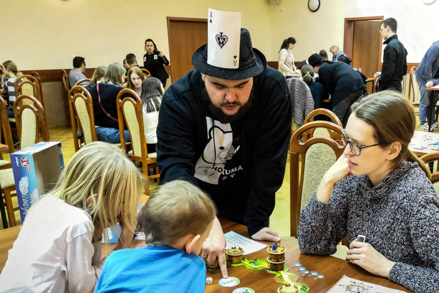 mężczyzna karta kapelusz