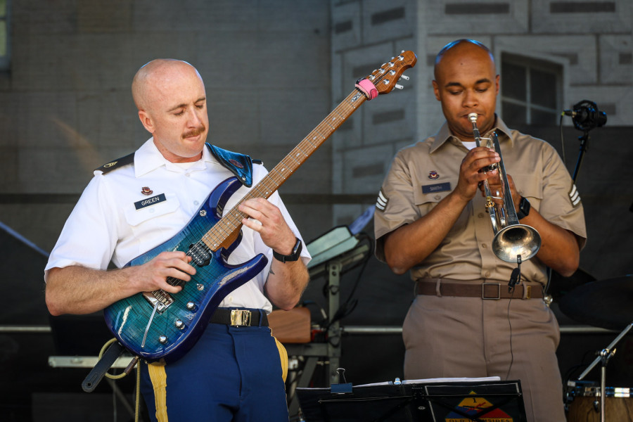 żołnierz muzyka gitara