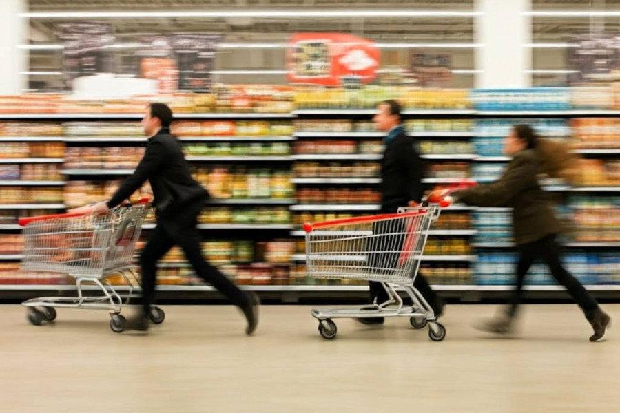 zakupy ludzie wózki sklep