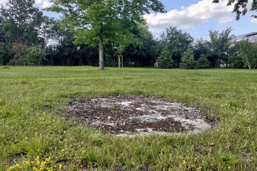 skwer plac betonowy postument