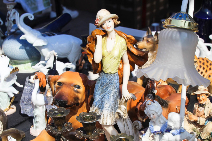 giełda staroci figurki