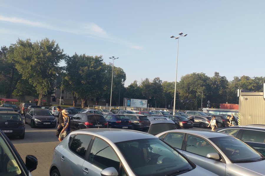 Auta parking market