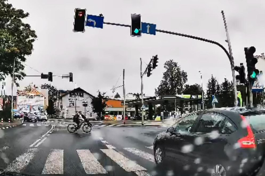 młodzi ludzie rower skrzyżowanie