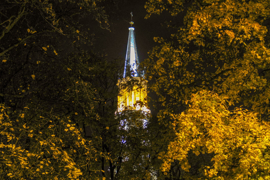 wieża kościół jesień