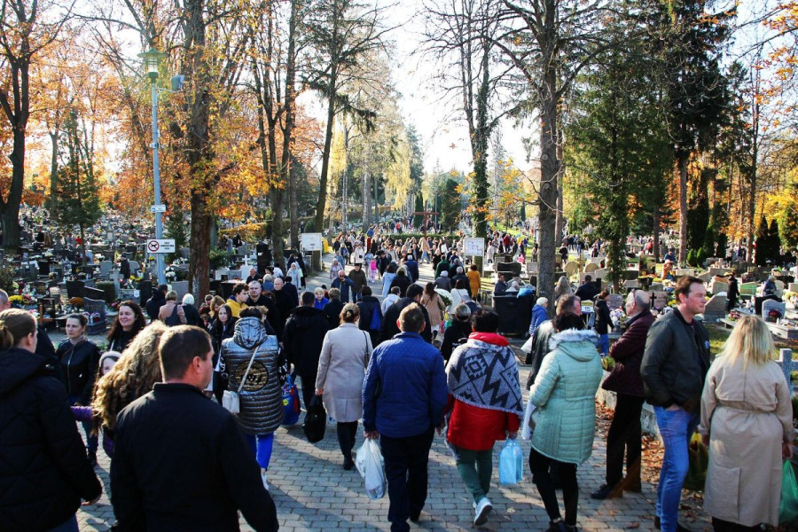 ludzie cmentarz bolesławiec