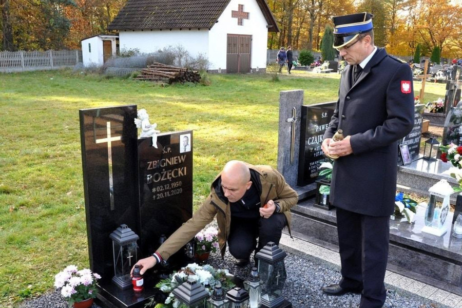 strażak cmentarz znicz pamięć