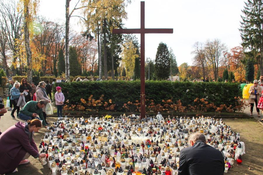cmentarz znicz krzyż