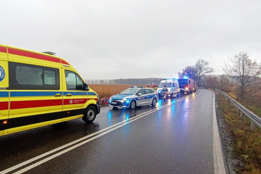 karetka policja deszcz