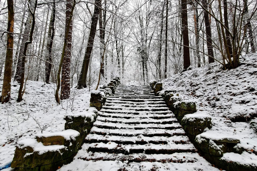 las schody zima jeleniogórska śnieg