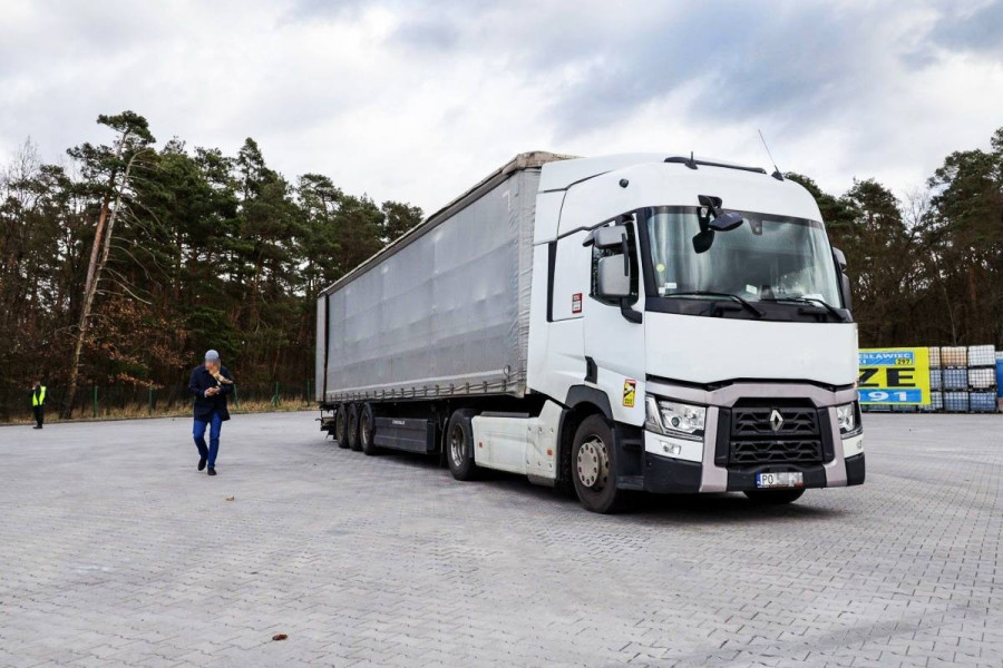 ciężarówka łąka parking