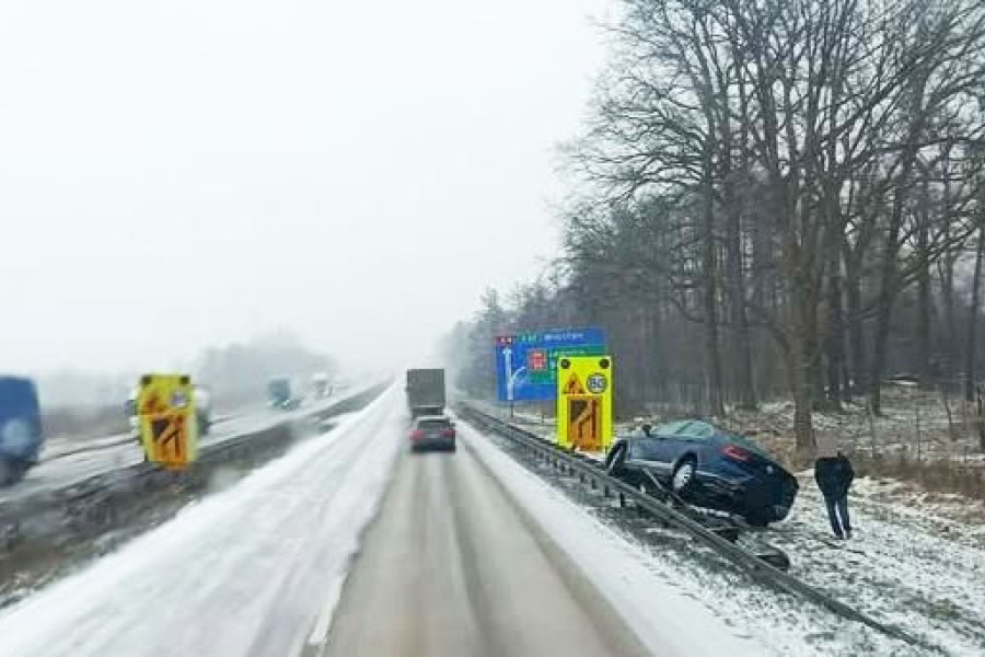 kolizja śnieg autostrada