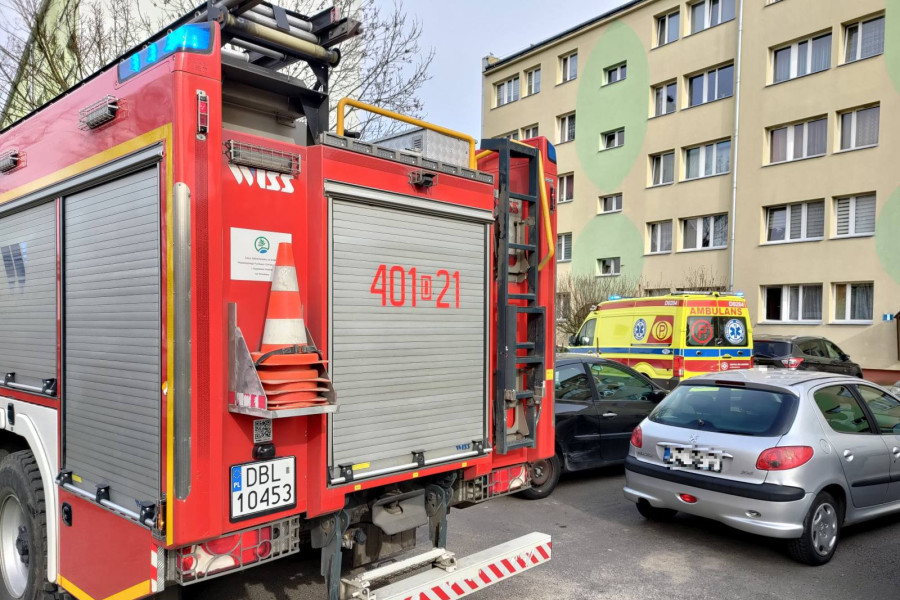 straż pożarna karetka blok