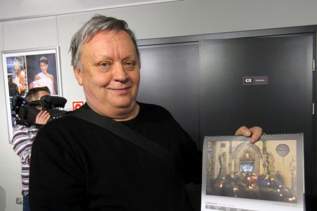 Krzysztof Jędrzejczyk prezentuje swoje zdjęcie w kalendarzu