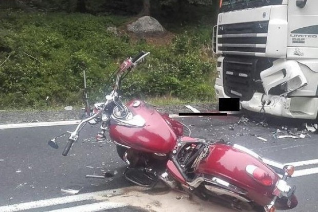 Śmiertelny wypadek: 52-letni motocyklista zderzył się z tirem