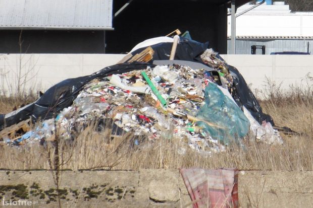 Hałda śmieci straszy na Orlej