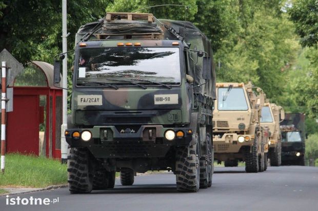 Kolumna US Army na drodze w Bolesławcu