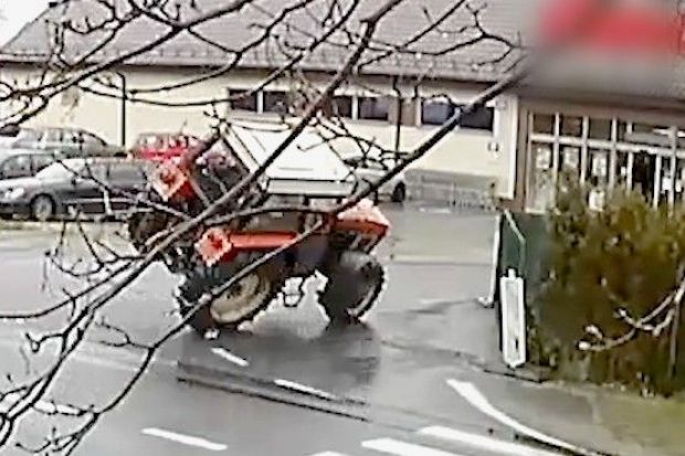 Szalony przejazd traktorem po ulicach Czerwonej Wody