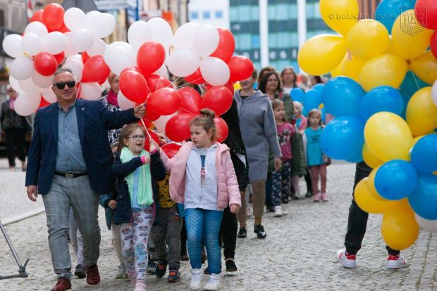 Prezydent Piotr Roman z dziećmi na ulicy Sierpnia 80