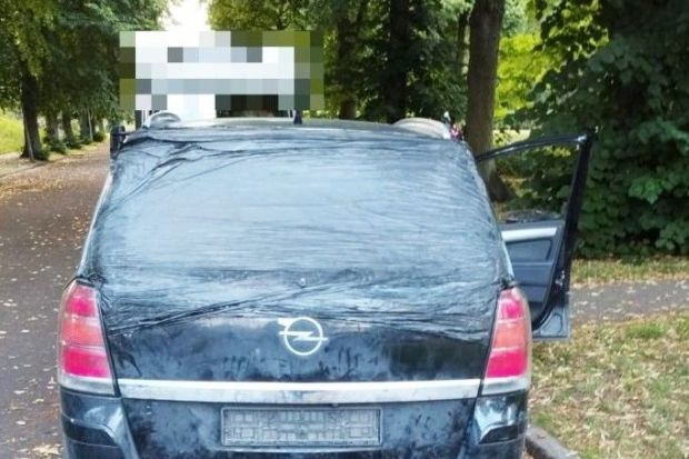 Samochód złodziei, którzy okradli budowę w Bolesławcu