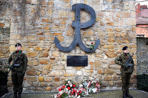 Żołnierze przy pomniku Polski Walczącej