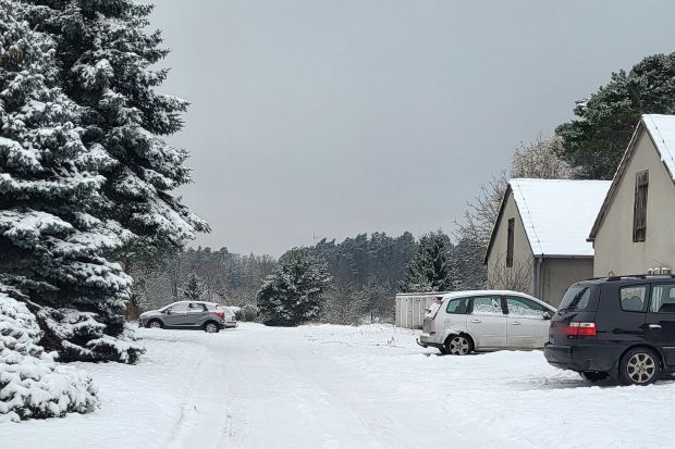 Śnieg na osiedlu w Dobrej