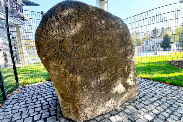 głaz stadion ogrodzenie