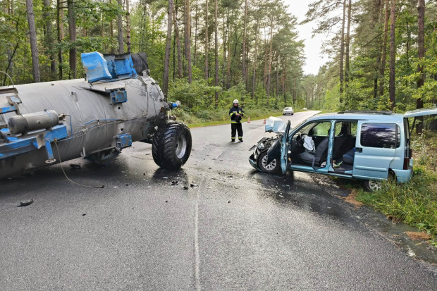 zderzenie osła gromadka ciągnik auto
