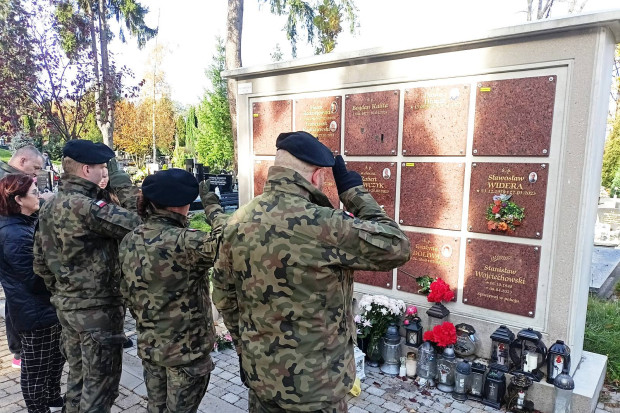 żołnierz cmentarz urna