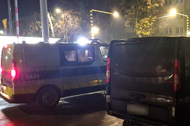 radiowóz i samochód