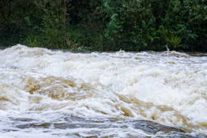 ⚠️Ostrzeżenie: Trzy powiaty, w tym bolesławiecki, zagrożone gwałtownym wzrostem poziomu wody w rzekach