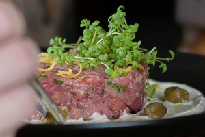 Pilny komunikat GIS: Salmonella wykryta w popularnym tatarze z Biedronki. Sprawdź numer partii