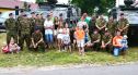 Holenderscy i niemieccy żołnierze na festynie w Trzebieniu