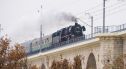 Zobacz, jak zabytkowy pociąg z Niemiec przejeżdża przez bolesławiecki wiadukt