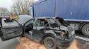 Wypadek w Trzebieniu. Audi zderzyło się z ciężarówką, pasażer osobówki ciężko ranny