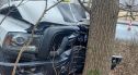 Osiecznica: Dodge uderzył w drzewo, 48-latka zasłabła. Pouczenie za jazdę bez pasów