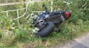 Motocykl Suzuki wjechał w bariery, 46-latek trafił do szpitala