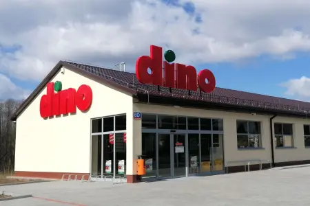 Wspólna toaleta, wspólna szatnia, sprzątanie po godzinach. Pracownicy sklepu Dino w Bolesławcu mówią o „dyskomforcie"