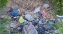 Nielegalne wysypisko śmieci przy lasku. „Koszmar”