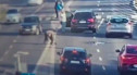 Karma! Złodziej uciekał z alkoholem, wpadł pod auto i... złamał nogę. WIDEO