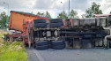Niebezpieczny incydent na A4: ciężarówka i kontener przewróciły się na bok. Mandat