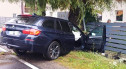 Samochód BMW uderzył w drzewo, latarnię i ogrodzenie. Apel o poprawę bezpieczeństwa