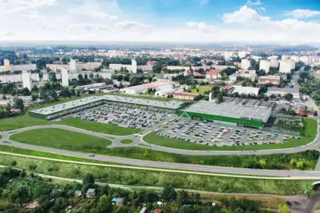 Nowy park handlowy w Bolesławcu prawie gotowy. Znamy wszystkie 14 sklepów