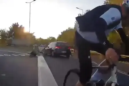Volkswagen wjechał w grupę rowerzystów. Kierowca tłumaczył, że oślepiło go słońce