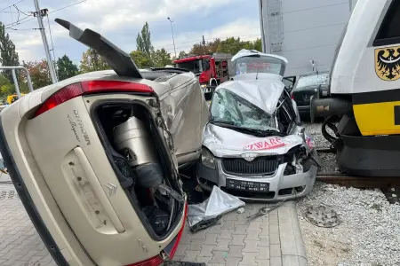 Dwa auta zderzyły się z szynobusem. Strażacy ćwiczyli akcję na przejeździe kolejowym