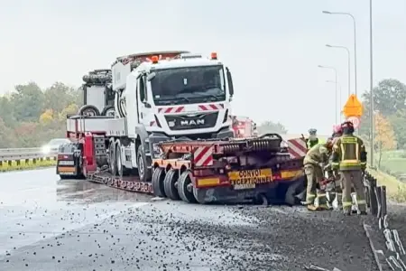 Autostrada A4 całkowicie zablokowana! Ciężarówka uderzyła w bariery