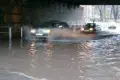 Wieje silny wiatr i pada deszcz