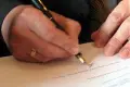 Miejscy urzędnicy podpisują Kodeks Etyki