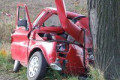 Fiat 126p uderzył z impetem w drzewo