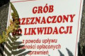 Naklejki na grobach przypominają o płatnościach