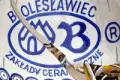 Roztrzaskane dzbany ceramiczne na rondzie